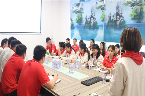 華銀壓鑄廠家員工學(xué)習(xí)中 華銀壓鑄廠家員工學(xué)習(xí)中